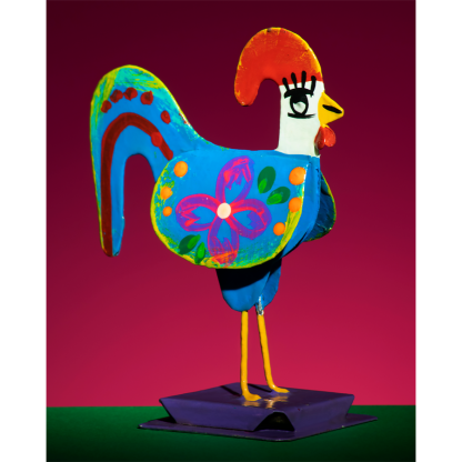 Una artesanía mexicana que representa un gallo hecho de hojalata