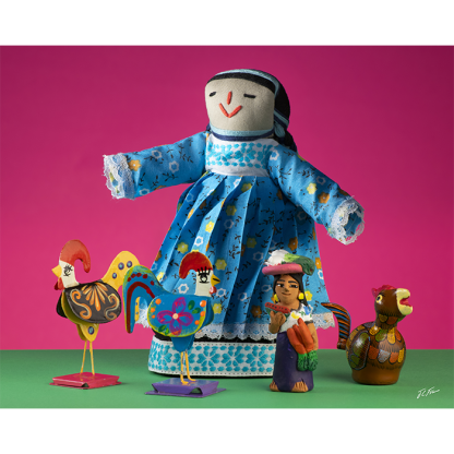 Dos gallos de hojalata, una muñeca donxu y una figura de josefina aguilar