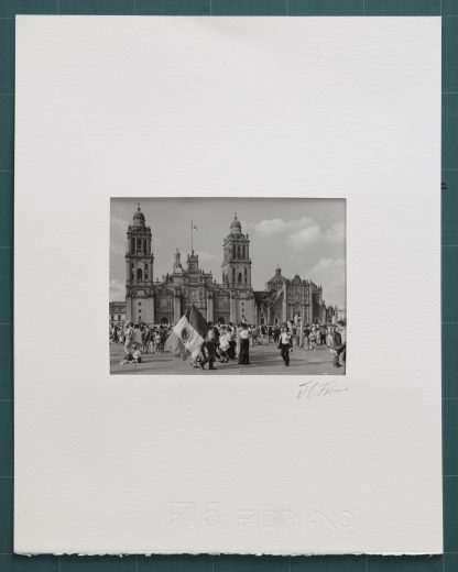 la bandera de México frente a la catedral