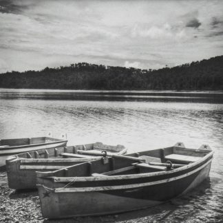 Botes de madera en orilla de lago
