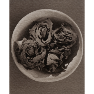 4 rosas secas en un plato de barro