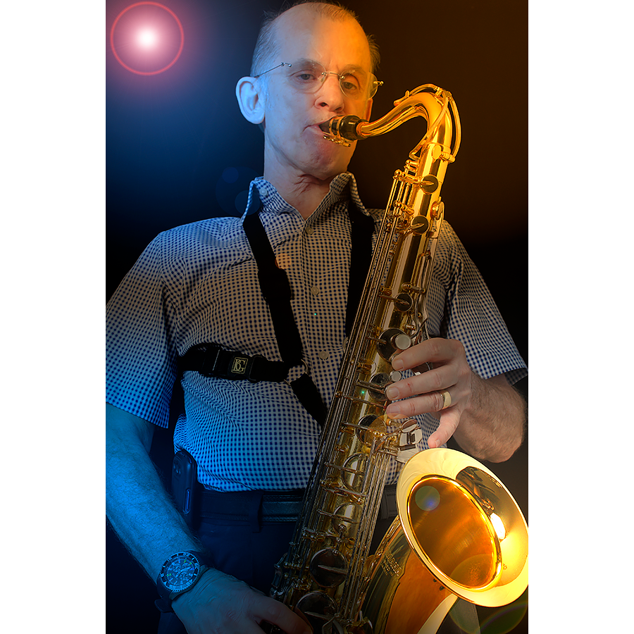 El Ing. Gonzalo Merodio tocando saxofón