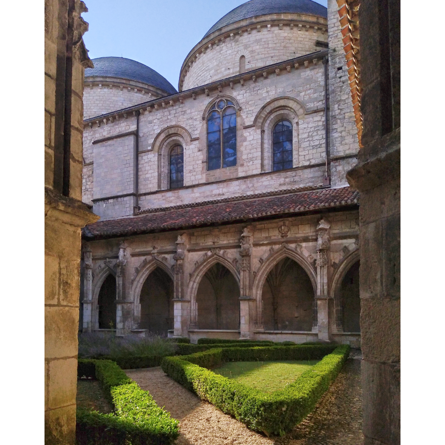 Interior de la catedral de Cahors, Francia.